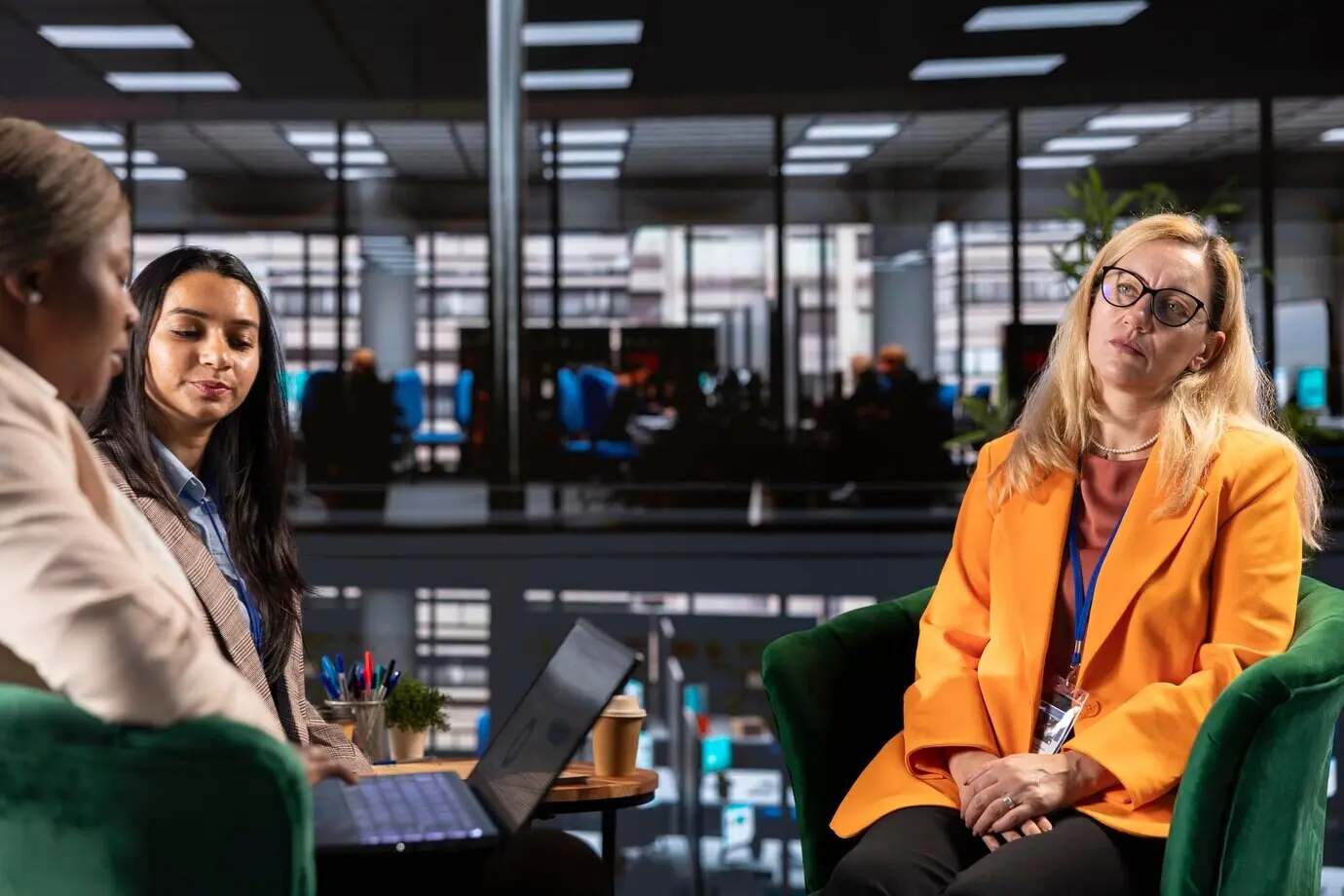 Разнообразные деловые женщины пытаются поговорить с дистанцированным и отрешённым генеральным директором.